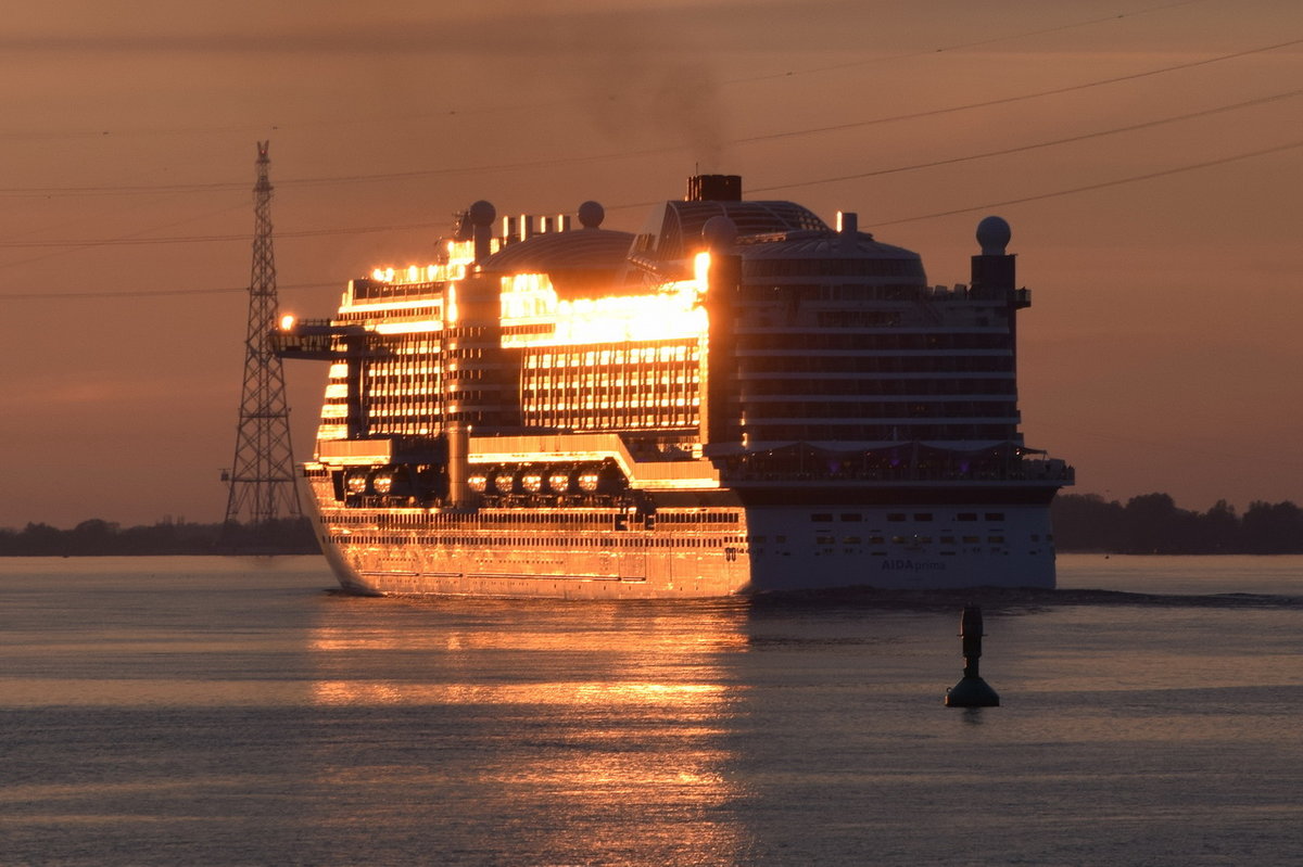 AIDAprima , Kreuzfahrtschiff , IMO 9636955 , Indienststellung 2016 , 299,95 x 37,65m ,3250 Passagiere und ca 900 , 30.04.2016 Grünendeich