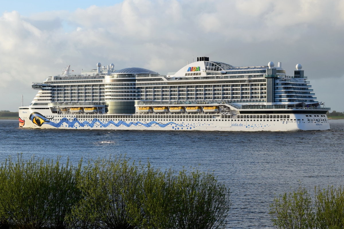 AIDAprima , Kreuzfahrtschiff , IMO 9636955 , Baujahr 2015 , 300 x 48m , 22.04.2017 Grünendeich