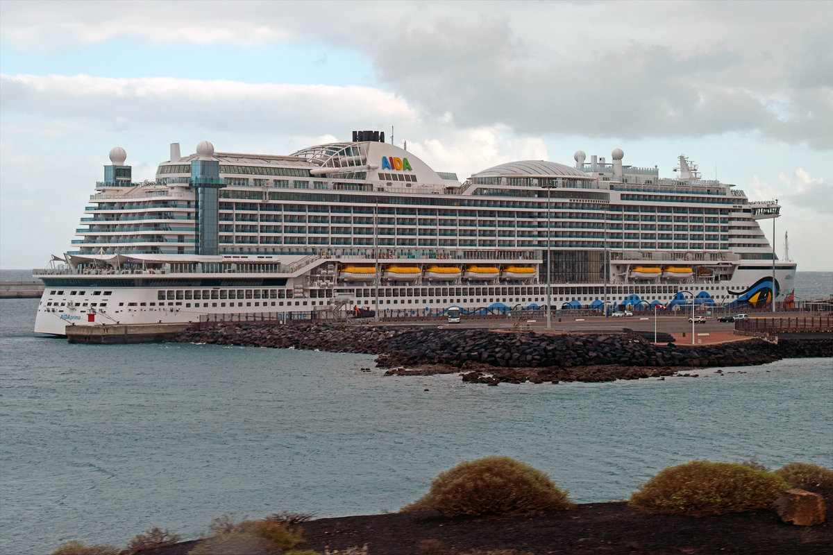 AIDAprima am 26.01.2018 im Hafen von Arrecife / Lanzarote