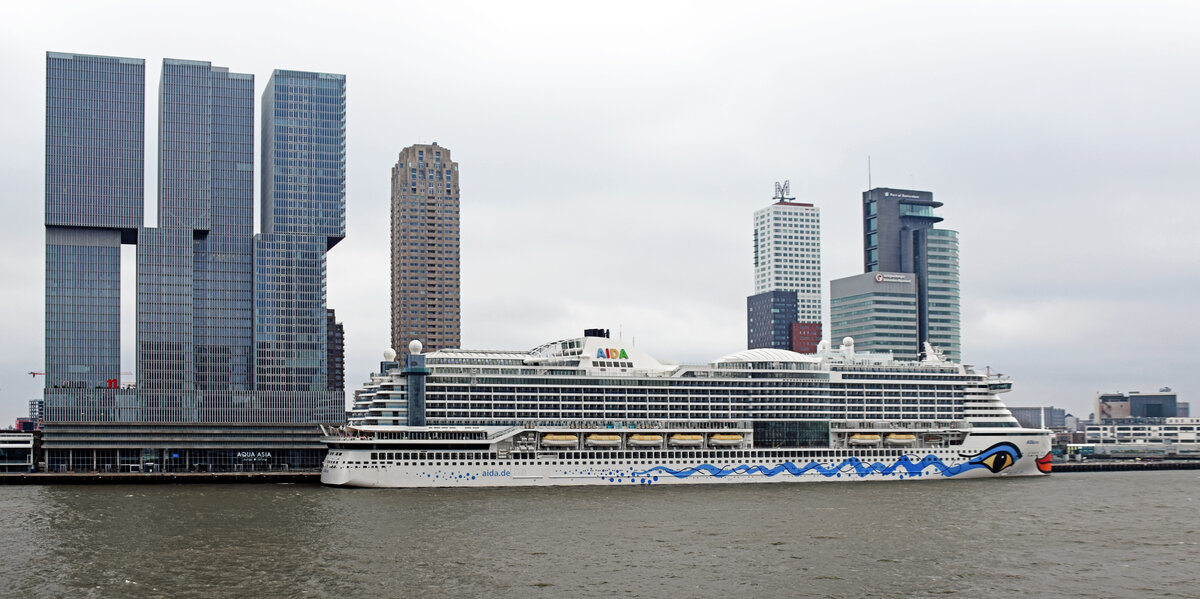 AIDAprima am 9.2.2022 im Hafen von Rotterdam