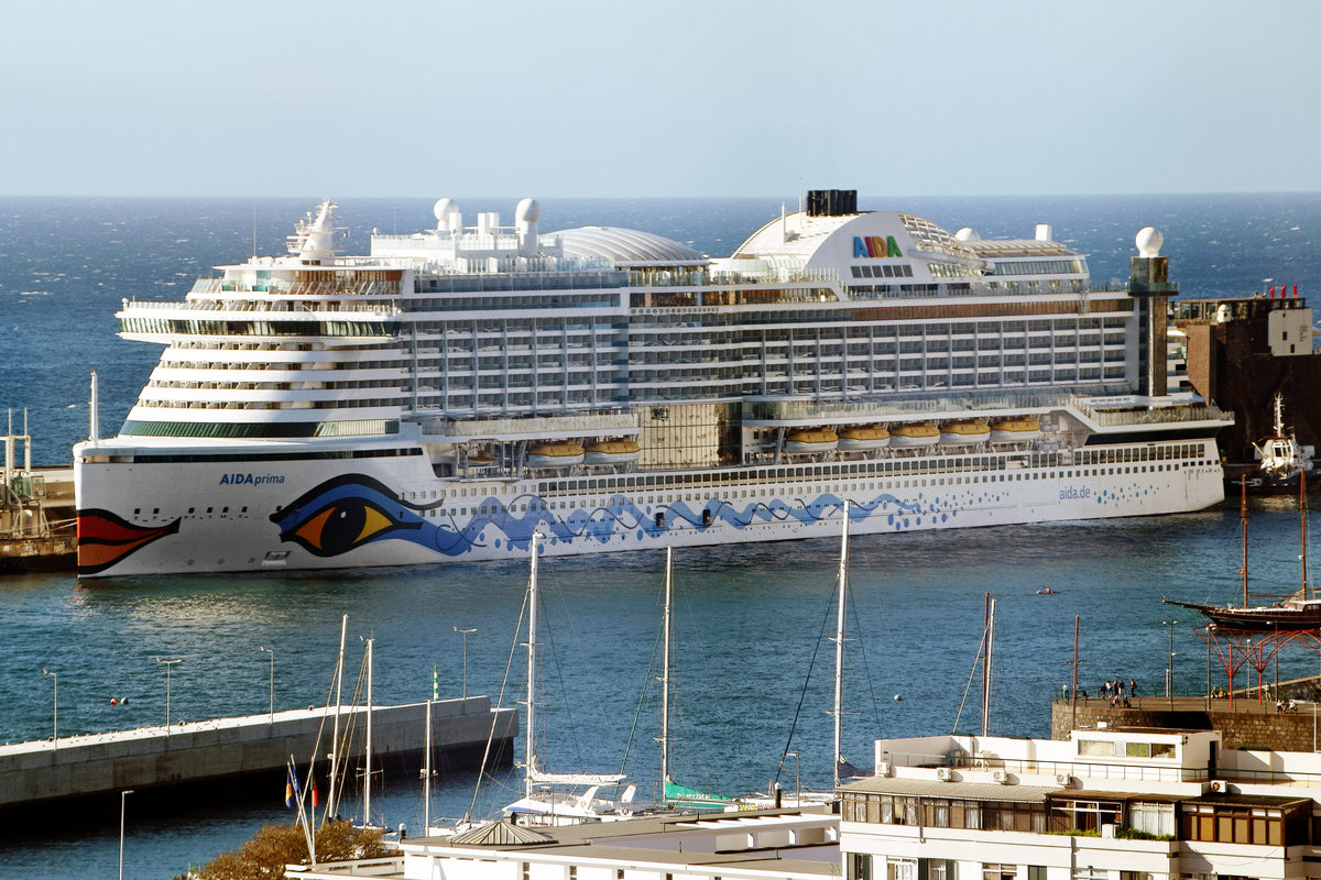 AIDAprima am Morgen des 22.01.2018 im Hafen von Funchal / Madeira