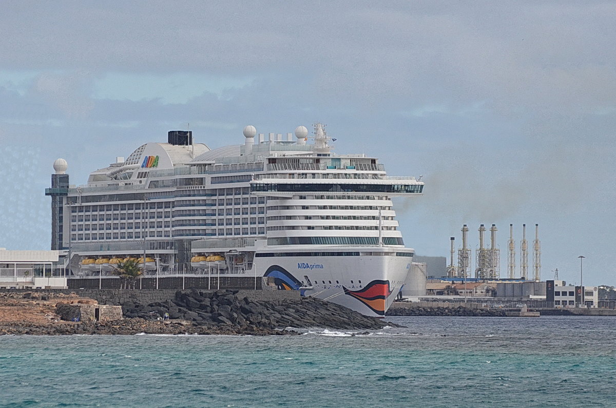 AIDAprima ein Kreuzfahrtschiff, der britisch-amerikanischen Carnival Corporation & plc. Das Schiff wurde als erstes Schiff der Hyperion-Klasse von der Mitsubishi-Heavy-Industries-Werft im japanischen Nagasaki gebaut. Die Taufe fand am 7. Mai 2016 im Rahmen des 827. Hafengeburtstages in Hamburg statt. Baukosten  645 Millionen US-$.  Heimathafen Genua, Länge 299,5 m, Breite 37,65 m, Besatzung  über 900, Passagiere 3250, IMO 9636955. Besuchte den Hafen von Arrecife am 15.12,17.