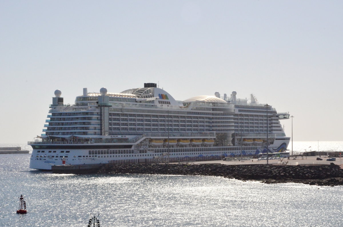 AIDAprima ein Kreuzfahrtschiff, der britisch-amerikanischen Carnival Corporation & plc. Das Schiff wurde als erstes Schiff der Hyperion-Klasse von der Mitsubishi-Heavy-Industries-Werft im japanischen Nagasaki gebaut. Die Taufe fand am 7. Mai 2016 im Rahmen des 827. Hafengeburtstages in Hamburg statt. Baukosten  645 Millionen US-$.  Heimathafen Genua, Länge 299,5 m, Breite 37,65 m, Besatzung  über 900, Passagiere 3250, IMO 9636955. Besuchte den Hafen von Arrecife am 15.12,17.