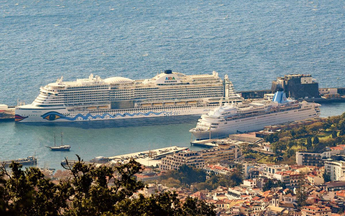 AIDAprima und MARELLA DREAM im Hafen von Funchal/Madeira. Aufnahme vom 22.01.2018