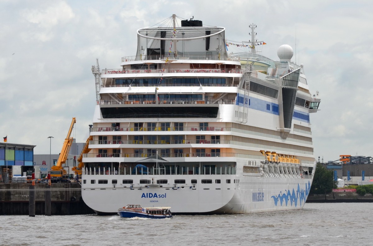 AIDAsol , Kreuzfahrtschiff , IMO  9490040 , Baujahr 2009 , 253 x 32 m , 2500 Passagiere , Hamburg Cruise Center HafenCity 19.06.2015