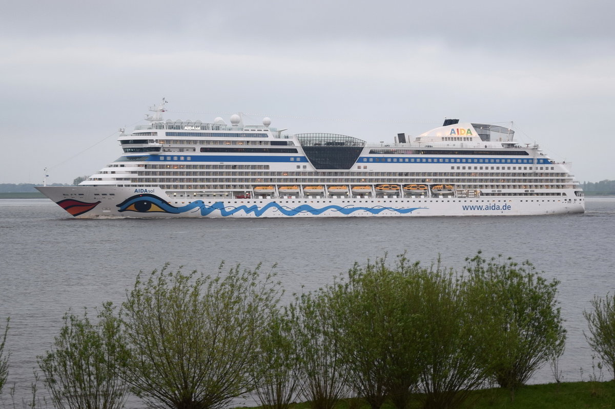 AIDAsol , Kreuzfahrtschiff , IMO 9490040 , Baujahr 2009 , 253 x 37,6m , 2686 Passagiere , 07.05.2017 Grünendeich
   