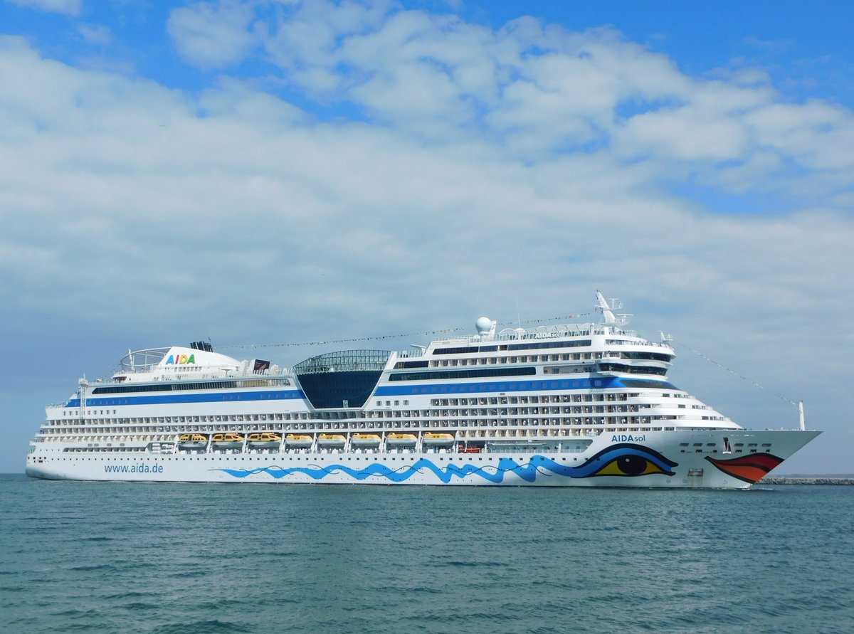 AIDAsol von AIDA Cruises läuft in Warnemünde am 24.04.2021 ein. Mit ihr wird eine neue Landstromanlage an Pier 8 des Cruisecenter Warnemünde getestet und eingeweiht.