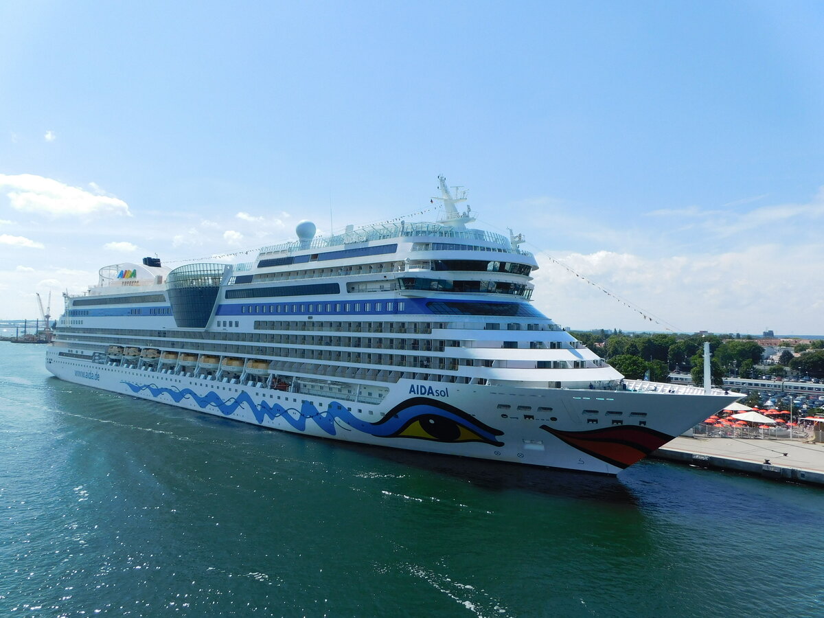 AIDAsol, AIDA Cruises, Warnemünde, 04.07.21 - gesehen von Bord der Tom Sawyer von TT-Line