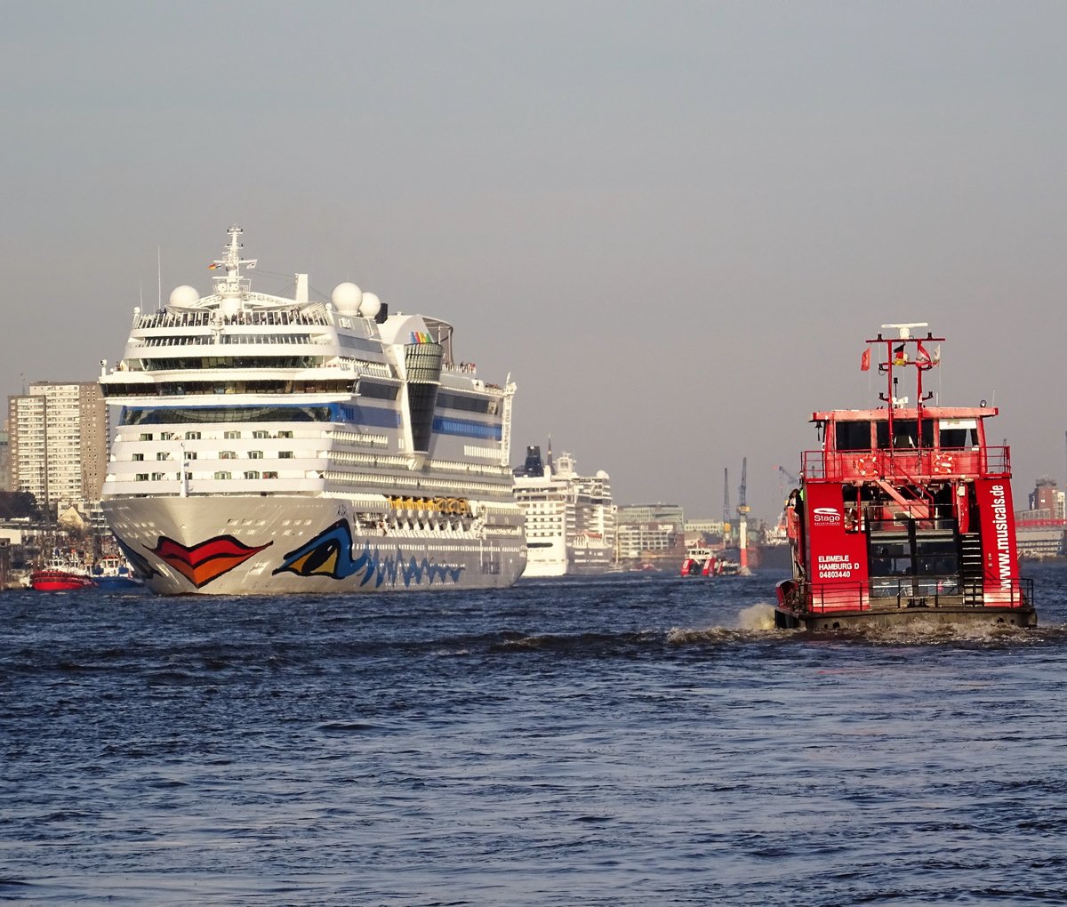 AIDASOL und ELBMEILE auf der Elbe am 07.04.18