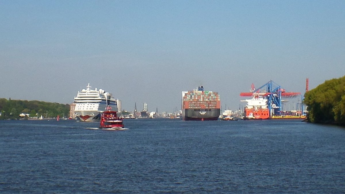 AIDAsol  (IMO 9490040),  APL CHANGI (IMO 9631981) + RIO MADEIRA (von links) am 11.5.2017, Hamburg, Elbe Höhe Finkenwerder /