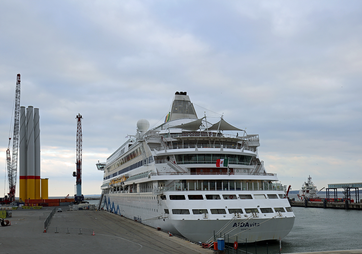 AIDAVITA (IMO 9221554) im Fährhafen Mukran. - 27.09.2018
