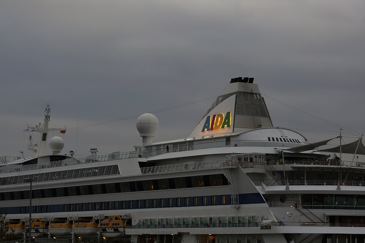 AIDAVITA (IMO 9221554) mit beleuchteter Schornsteinmarke im Fährhafen Sassnitz Mukran. - 27.09.2018
