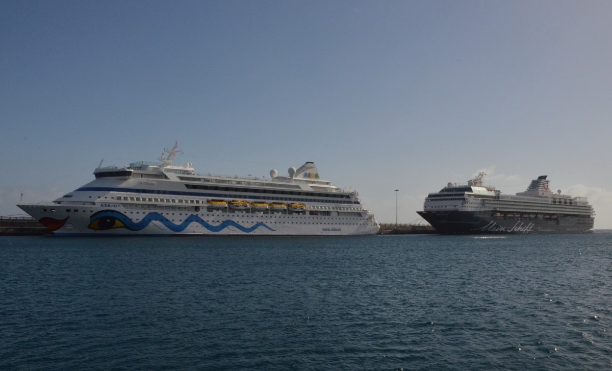 AIDAvita mit ihrer Lnge von 202,85m und einer Breite von 28,10m hat es im Hafen von Arrecife  vor ,,Mein Schiff 1``  festgemacht.  Sie wurde in Wismar gebaut und im November 2001 war Stapellauf. 1266 Passagiere finden darauf Platz. ,,Mein Schiff 1``, ebenfalls im Hafen von Arrecife mit seiner Lnge von 263,90m und einer Breite von 32,20m, hat Platz fr 1924 Passagiere. Bauwerft: Meyer-Werft Papenburg, von 1996 als Celebrity - Galaxy  bis 2009  im Dienst, dann ab 2009 als ,,Mein Schiff 1`` fr TUI- Cruises unterwegs. Gesehen am 14.12.2013.