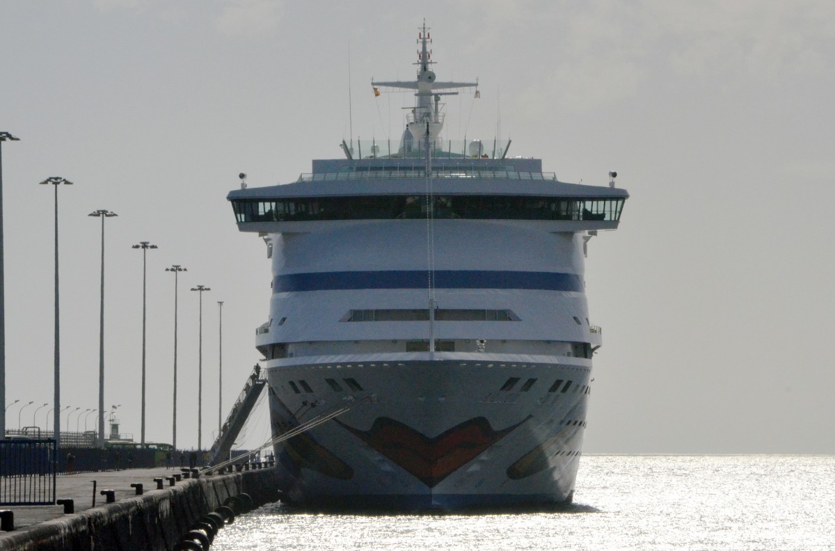 AIDAvita mit ihrer Lnge von 202,85m und einer Breite von 28,10m hat es im Hafen von Arrecife am 14.12.13 festgemacht.