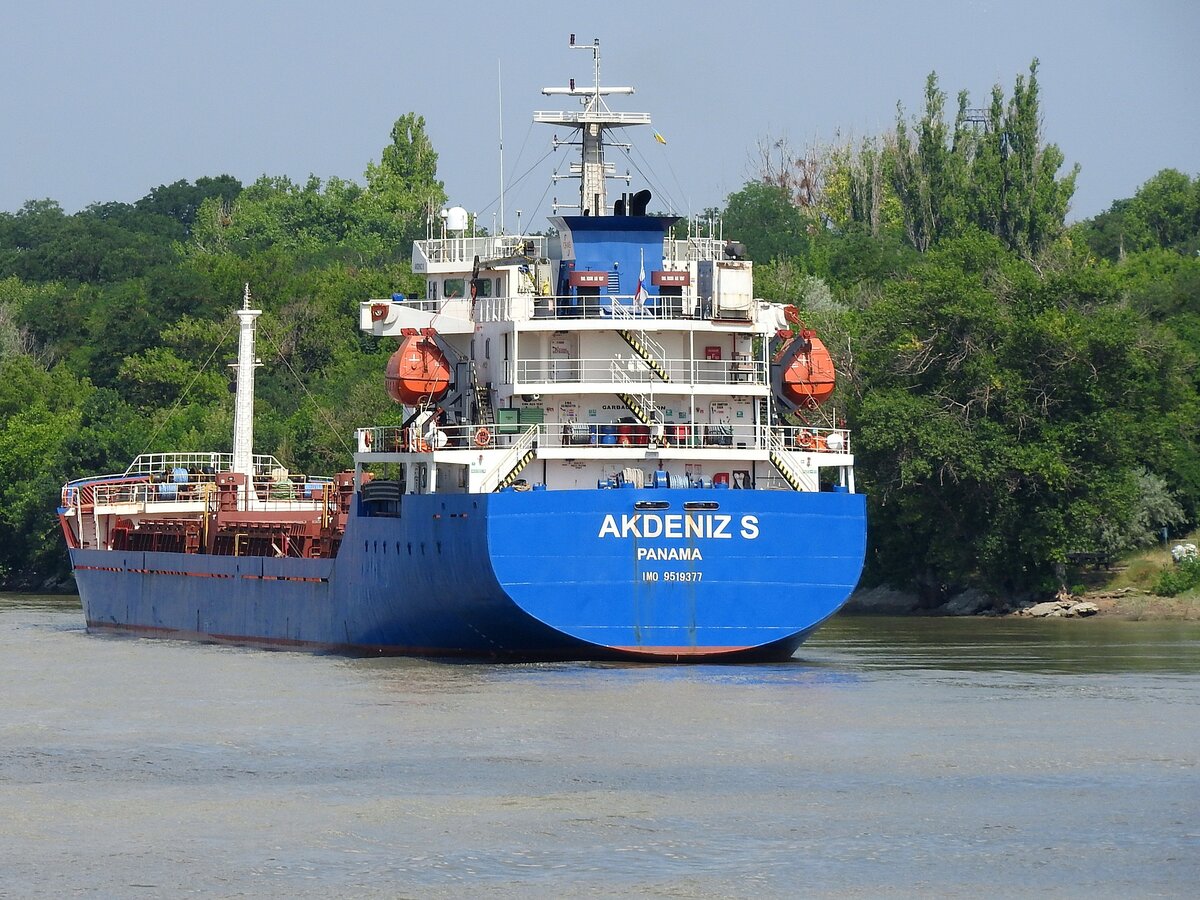 AKDENIZ S (IMO:9519377; L=129m; B=18m; DWT:9161T; Bj.2008) im weitläufigen Donaudelta nächst Pehi; 230704