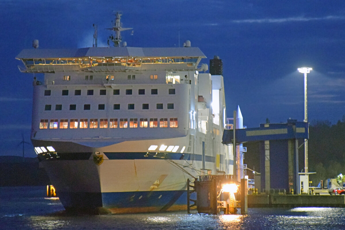 AKKA (ex NILS HOLGERSSON, IMO 9217230, TT-Line) am Abend des 06.11.2022 in Lübeck-Travemünde