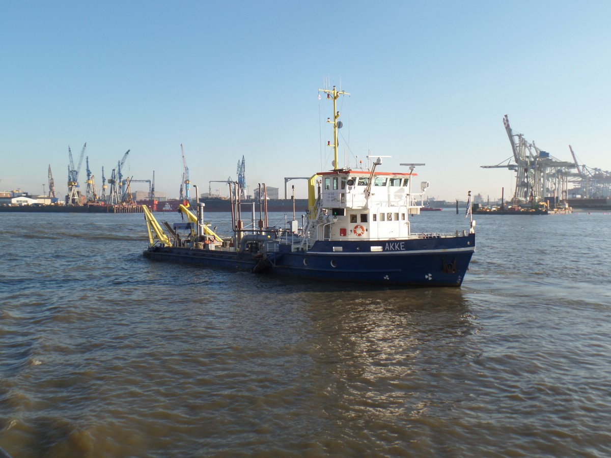 AKKE (IMO 8842064) am 4.11.2015, Hamburg, Elbe Höhe Dockland/ 
Ex-Namen: BP 47 (-1950), BROKDORF (-1984) / 

Spülbaggerschiff / BRZ 224, Tragfähigkeit 164 t / Lüa 46,0 m, B 9,59 m, Tg 1,72 m / 368 Kw (500 PS), 8,0 kn / Heimathafen: Wilhelmshaven / gebaut 1943 bei Gutehoffnungshütte, Sterkrade, Duisburg / 
