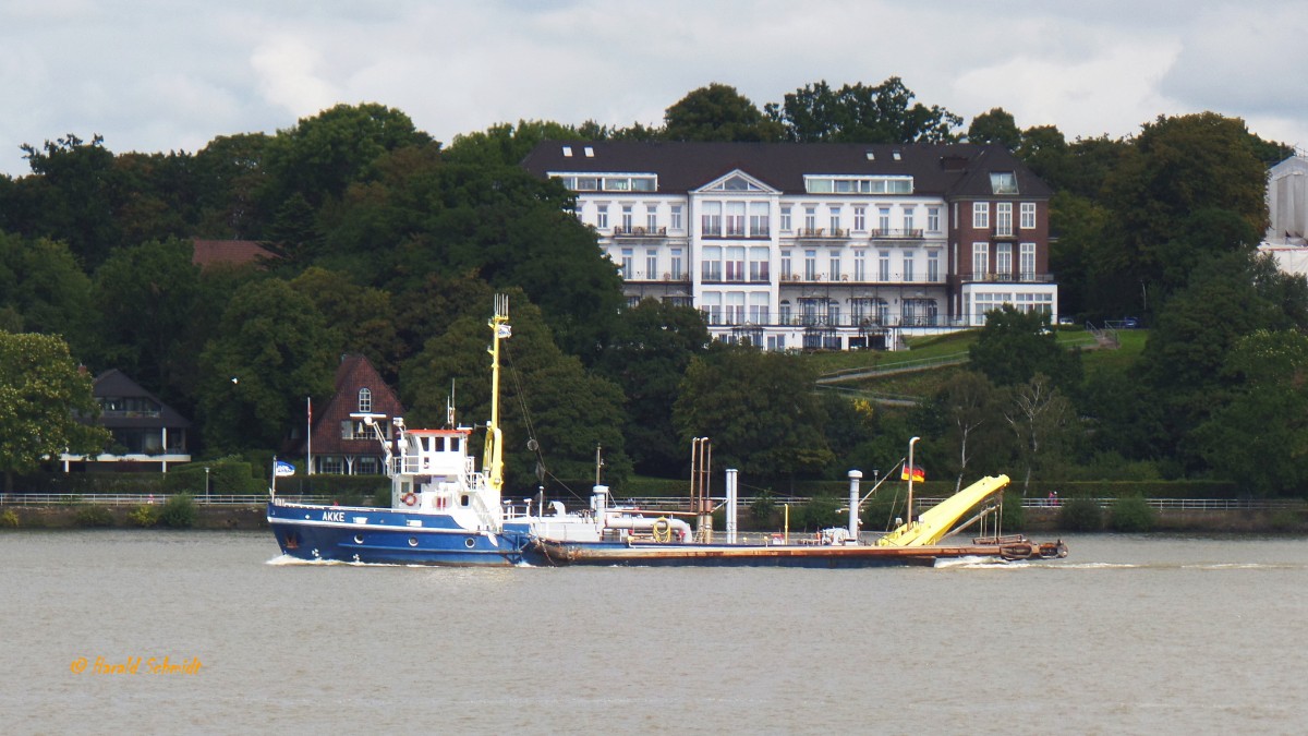 AKKE (IMO 8842064) am 8.9.2015, Hamburg, Elbe Höhe Övelgönne / 
ex BP 47 (1943), Brokdorf (1950) 
Spülbaggerschiff / BRZ 224, Tragfähigkeit 164 t / Lüa 46,0 m, B 9,59 m, Tg 1,72 m / 368 kW, 8,0 kn / Heimathafen: Wilhelmshafen / 1943 bei Gutehoffnungshütte, Sterkrade, Duisburg / 
