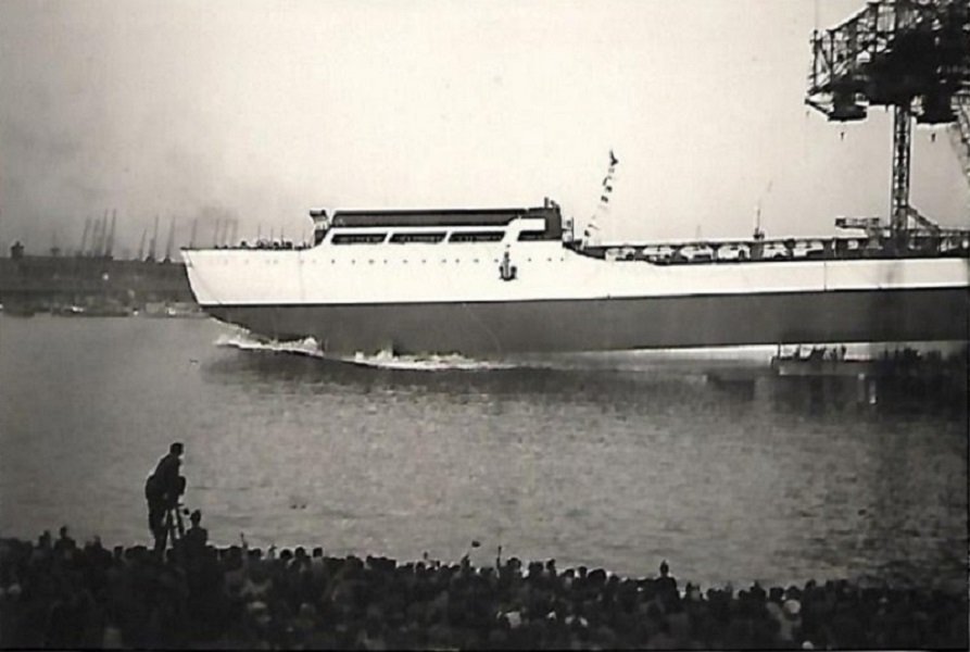 AL-MALIK SAUD AL -AWAL (IMO 5500760) (Ablauf mit eintauchen des Hecks) am 3.6.1954 Stapellauf bei Howaldtswerke Hamburg, Bau-Nr. 883,  / (Scan vom Foto, von für Taufgäste frei zugänglichem Gelände)
Turbinen-Tankschiff (damals der größte Tanker der Welt)  / Lüa 236,4 m, B 29,2 m / Tragfähigkeit: 50.000 t / Eigner: Olympic Maritim (Aristoteles Onassis) / 9.6.1966 in Salinas (Venezuela) brannte das Achterschiff nach einer Explosion im Maschinenraum aus, per Schlepp nach Teneriffa (Kanaren) um das restliche an Bord befindliche Rohöl zu löschen, Dezember 1967 per Schlepp nach Hamburg, Achterschiff Abbruch, Vorderschiff Umbau zum Öllagerschiff, per Schlepp in den Golf