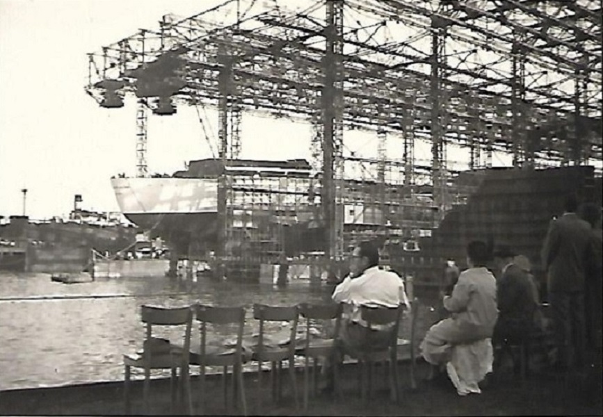 AL-MALIK SAUD AL -AWAL (IMO 5500760) (Heckpartie auf der Helling vor dem Ablauf) am 3.6.1954 Stapellauf bei Howaldtswerke Hamburg, Bau-Nr. 883,  / (Scan vom Foto, von für Taufgäste frei zugänglichem Gelände)
Turbinen-Tankschiff (damals der größte Tanker der Welt)  / Lüa 236,4 m, B 29,2 m / Tragfähigkeit: 50.000 t / Eigner: Olympic Maritim (Aristoteles Onassis) / 9.6.1966 in Salinas (Venezuela) brannte das Achterschiff nach einer Explosion im Maschinenraum aus, per Schlepp nach Teneriffa (Kanaren) um das restliche an Bord befindliche Rohöl zu löschen, Dezember 1967 per Schlepp nach Hamburg, Achterschiff Abbruch, Vorderschiff Umbau zum Öllagerschiff, per Schlepp in den Golf