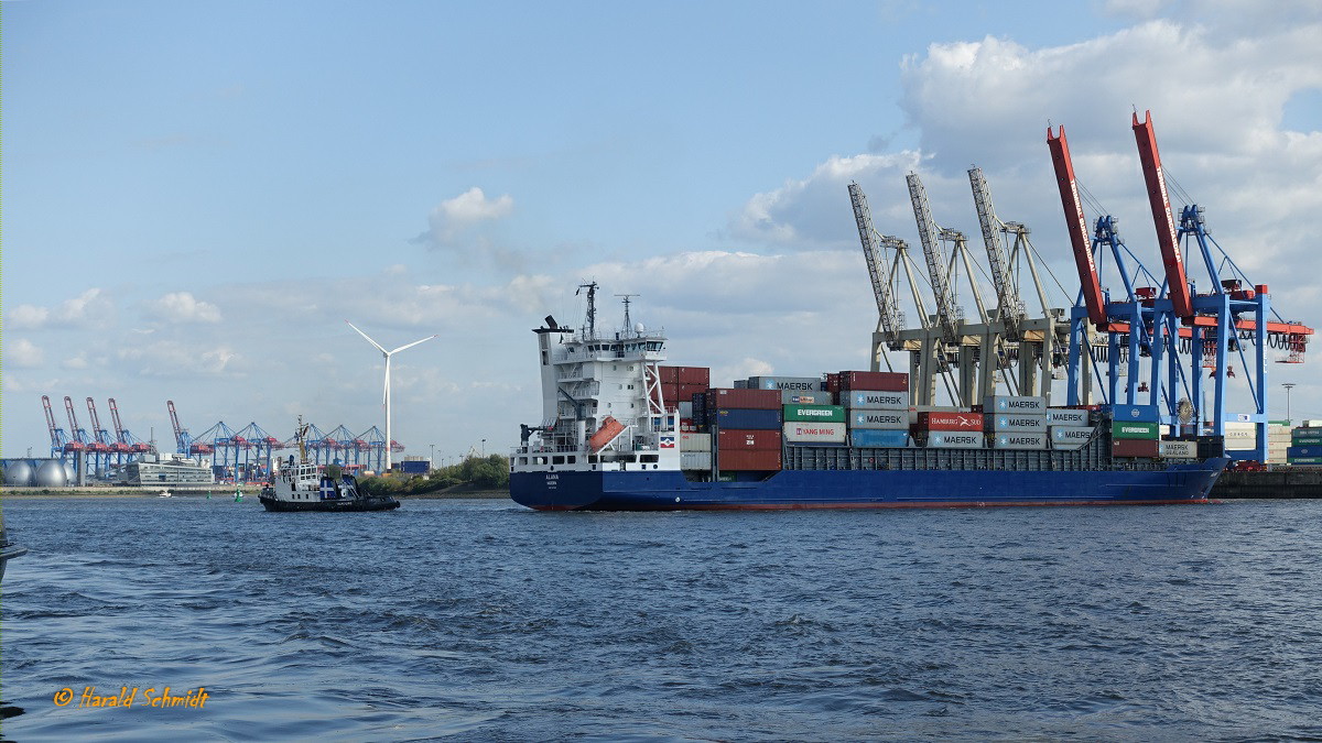 ALANA  (IMO 9297589) am 21.8.2019, Hamburg, Elbe, beim Ablegen vom Athabaskakai und drehen in das Fahrwasser Richtung See, assistiert vom Schlepper WILHELMINE (IMO 8007133) /

Ex-Name: LAANA /

Feederschiff / / BRZ 11.662 / Lüa 149,14m, B 22,5m, Tg 8,7m / 868 TEU, 238 Reefers / 1 Diesel,  Caterpillar 9M43, 8.400kW (11.424 PS), 18,5 kn / gebaut 2004 bei Sietas, HH-Neuenfelde  / Eigner: MS „ALANA“ Schiffahrtsges., Hamburg, Manager+Operator: Peter Döhle Schiffahrts-KG, Hamburg / Flagge: Portugal, Heimathafen, Madeira /
