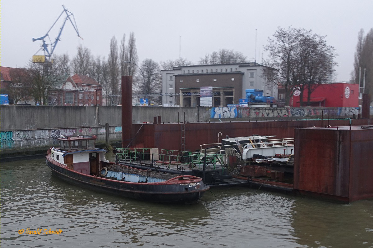 ALBATROS am 17.12.2021, Hamburg, Elbe, Prüsse-Werft im Fährkanal / 
Barkasse / gebaut 1958 bei Albert Bonne, Hamburg-Wilhelmsburg /
