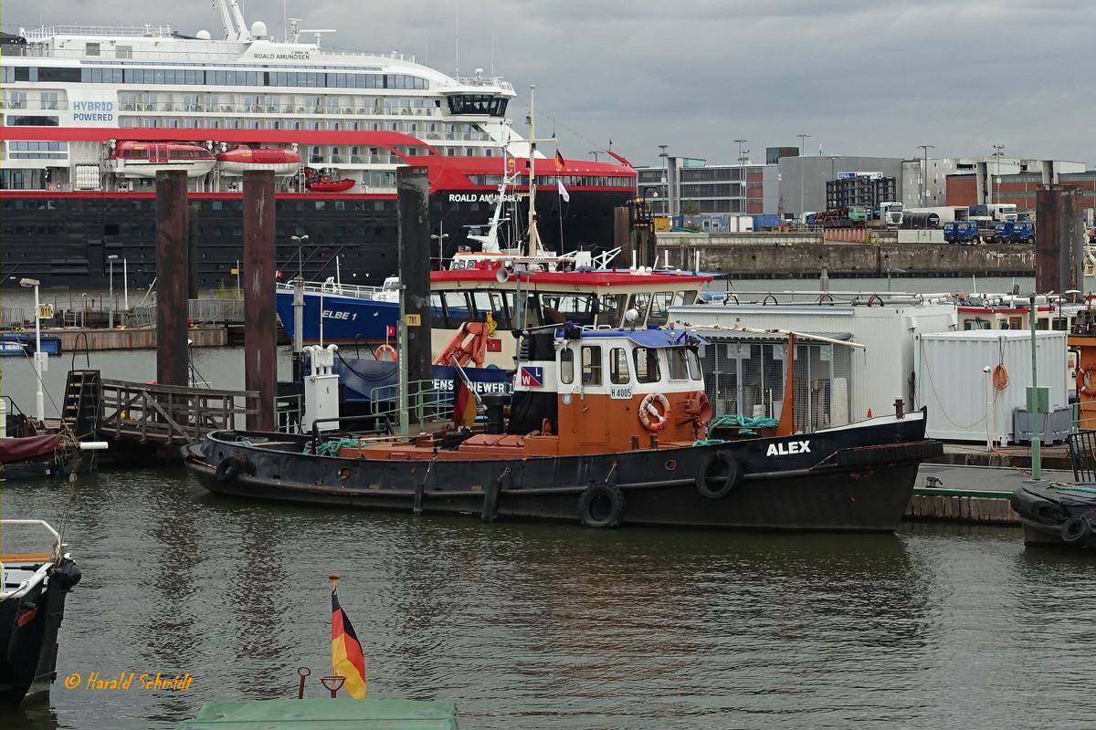 ALEX (H 4005) am 16.10.2021: Hamburg, Liegeplatz Hansahafen /

Ex-Name: HUGO LENTZ (1), HPA, bis 12.2017 /

Schlepper + Eisbrecher / Lüa 18,39 m, B 4,96 m, Tg 2,3 m / 1 Diesel, Cummins, Typ KT A 19 G2, 372 kW (506 PS) Bj. 1990, 1 Reintjes Getriebe, Typ WAF 460 P, Bj. 1990, 11,8 kn, Pfahlzug 4,5 t / Schiff 1965 bei Aug. Pahl, Hamburg-Finkenwerder / 05.2017 ausser Dienst / Eigner ab 01.2018: Walter Lauk / 
