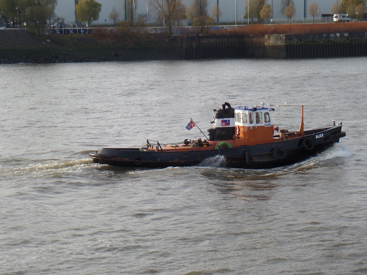 ALEX (H 4005) am 26.11.2018: Hamburg, Elbe Höhe Überseebrücke  /

Ex-Name: HUGO LENTZ (1), HPA, bis 12.2017 /

Schlepper + Eisbrecher / Lüa 18,39 m, B 4,96 m, Tg 2,3 m / 1 Diesel, Cummins, Typ KT A 19 G2, 372 kW (506 PS) Bj. 1990, 1 Reintjes Getriebe, Typ WAF 460 P, Bj. 1990, 11,8 kn, Pfahlzug 4,5 t / Schiff 1965 bei Aug. Pahl, Hamburg-Finkenwerder / 05.2017 ausser Dienst / Eigner ab 01.2018: Walter Lauk / 
