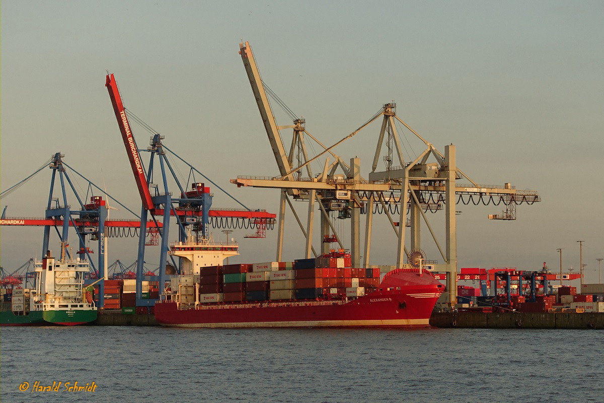 ALEXANDER B. (IMO 9328649) am 7.9.2020 im verklärenden Abendlicht: Hamburg, Elbe, Liegeplatz Athabaskakai /

ex: MAERSK RUNDVIK bis 10.2007 /

Feederschiff  / BRZ 14.072 / Lüa 154,59 m, B 24,5 m, Tg 9,5 m / 1 MAN-Diesel, 7 S 50 MC-C, 11.060 kW (15.042 PS), 19,3 kn / 2006 bei Hegemann Rolandwerft, Bremen / Flagge: Antigua&Barbuda, Heimathafen: St. John´s /
