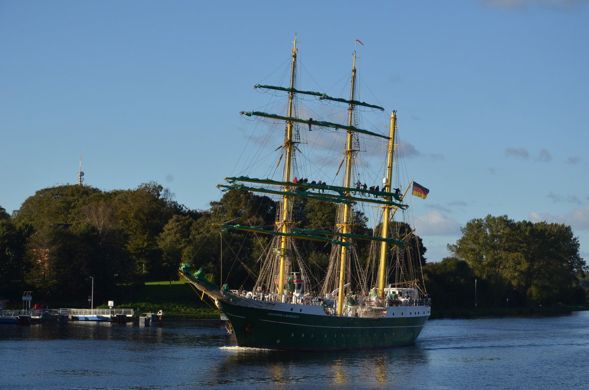 Alexander von Humboldt 2, ein Dreimastsegler,  Das Schiff ist als Bark getakelt. Sie hat eine Länge von 65 Metern, eine Breite von 10 Metern und verfügt über 24 Segel mit einer Segelfläche von insgesamt 1.360 Quadratmetern. Maximal 79 Personen im Alter von 14 bis 75 Jahren können bei entsprechender Fitness auf ihr mitsegeln. Am 06.10.17 bei Schachtaudorf am NOK.