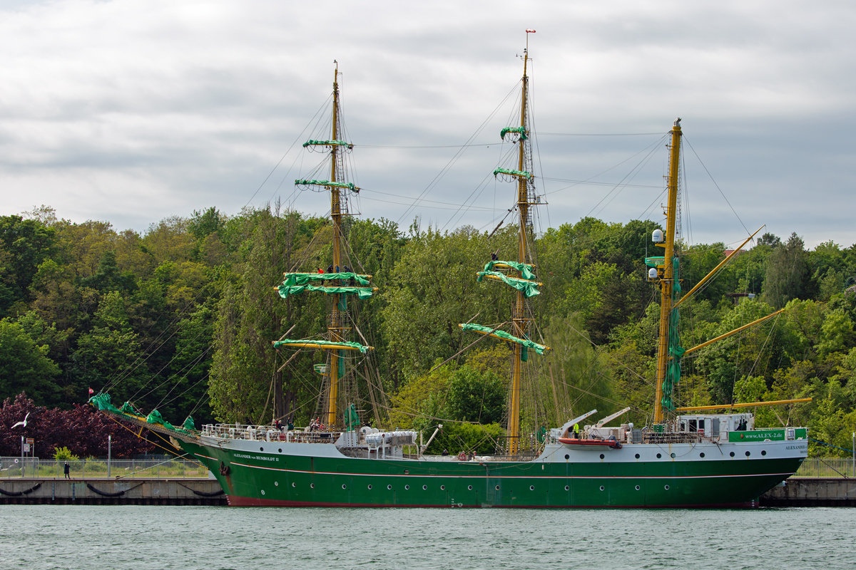 ALEXANDER von HUMBOLDT II der DSST (Deutsche Stiftung Sail Training) im Sassnitzer Hafen. Offenbar hat die Trainingsübung in den Masten begonnen.  - 28.05.2022