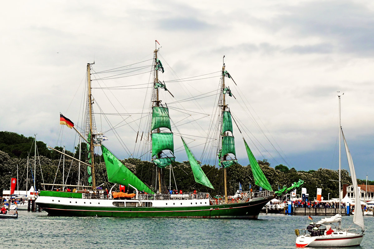 ALEXANDER VON HUMBOLDT auslaufend Lübeck-Travemünde. Aufnahme vom 15.05.2011