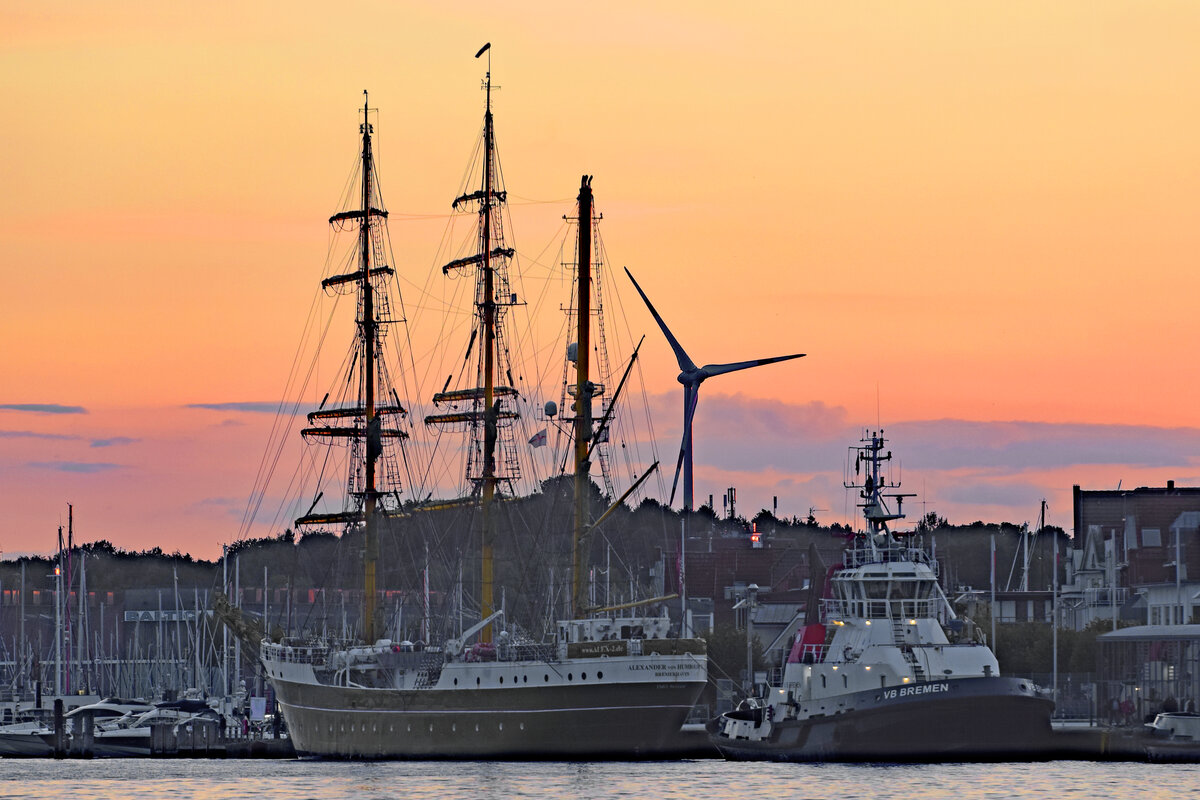ALEXANDER VON HUMBOLDT II (IMO 9618446) am Abend des 27.08.2021 im Hafen von Lübeck-Travemünde. Rechts im Bild: Schlepper VB BREMEN
