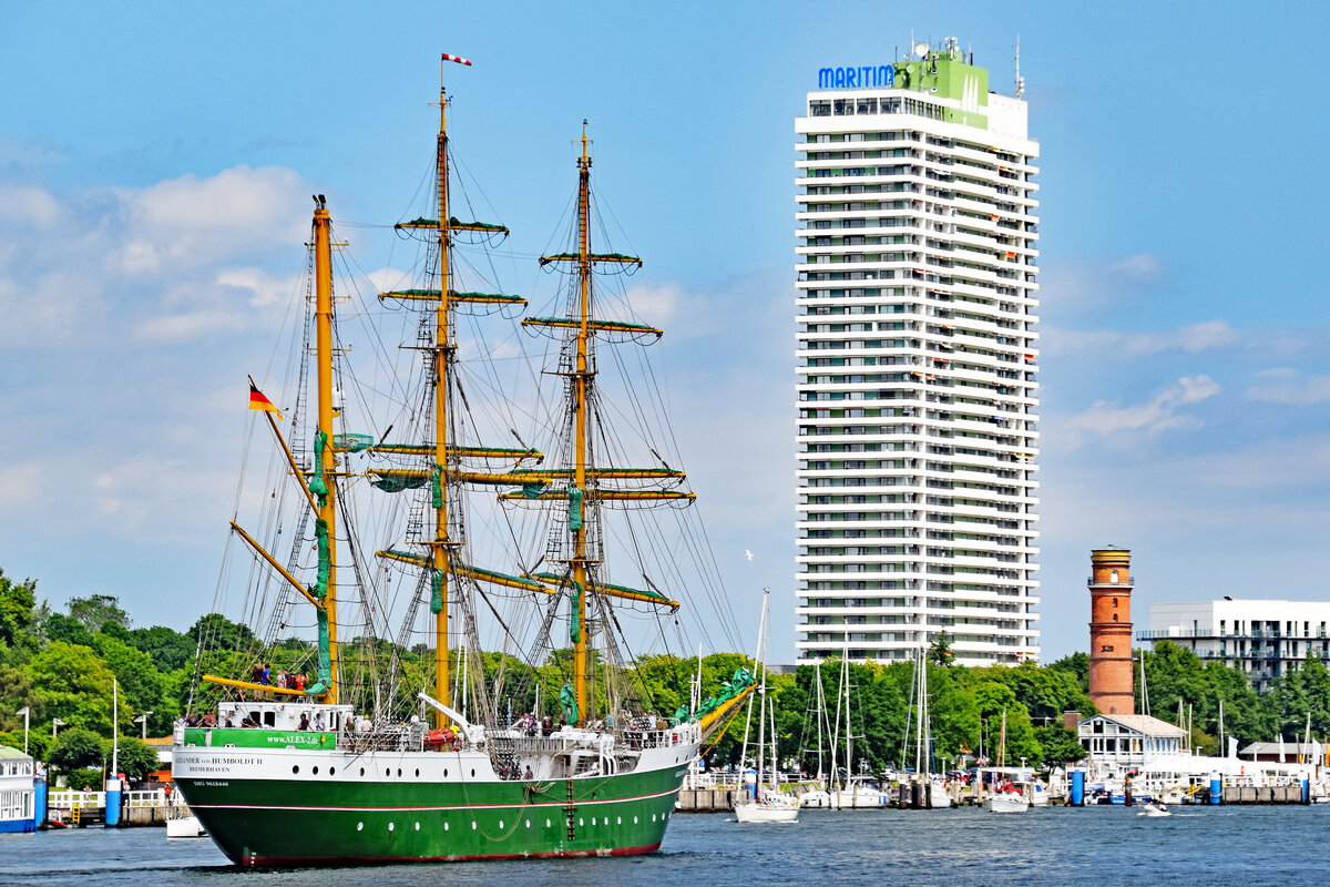 ALEXANDER VON HUMBOLDT II (IMO 9618446) am 18.06.2022 den Ostpreussenkai in Lübeck-Travemünde verlassend