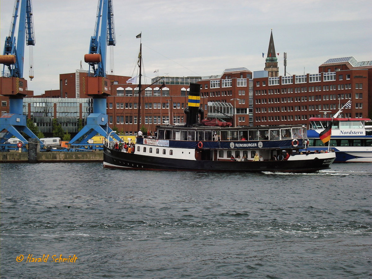 ALEXANDRA 001 am 25.6.2008 im Kieler Hafen  /
Salondampfer / BRZ 160 / Lüa 36,96 m, B 7,17 m, Tg 3 m / 309 kW, 420 PS, 1 Prop., 12 kn / 150 Pass. / 1908 bei Janssen & Schmelinsky, Hamburg,  für die Vereinigte Flensburg-Ekensunder und Sonderburger Dampfschiffsgesellschaft / 1914 bis 1918 Vorpostenboot /1936 Regatta-Begleitschiff  bei den Olympischen Spielen / später Lotsenversetzdampfer, Taucherfahrzeug und Torpedofangboot in der Danziger Bucht / 1945 Zubringerschiff für die WILHELM GUSTLOFF in Gotenhafen (heute: Gdynia) und an der Evakuierung Königsbergs beteiligt / 1946 bis 1975 Liniendienst auf der Flensburger Förde / 1972 Regatta-Begleitschiff bei den Olympischen Spielen / 1975 Außerdienststellung / 1982 Kulturdenkmal / 1987 und 1988 Sanierung des Rumpfes bei Peter Eberhardt Werft,  Arnis / seit 1989 regelmäßiger Fährbetrieb auf der Flensburger Förde in den Monaten Mai bis September /
