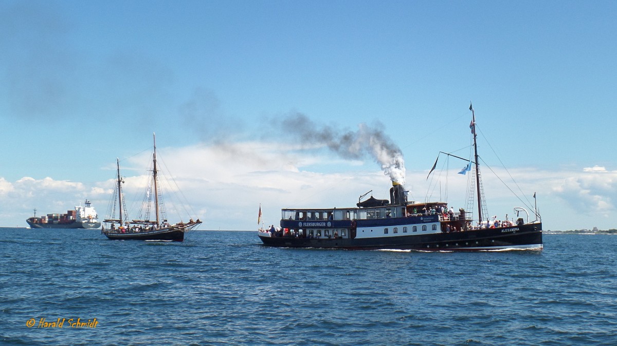 ALEXANDRA am 25.6.2014 auf der Kieler Förde /
Salondampfer / BRZ 160 / Lüa 36,96 m, B 7,17 m, Tg 3 m / 309 kW, 420 PS, 1 Prop., 12 kn / 150 Pass. / 1908 bei Janssen & Schmelinsky, Hamburg,  für die Vereinigte Flensburg-Ekensunder und Sonderburger Dampfschiffsgesellschaft / 1914 bis 1918 Vorpostenboot /1936 Regatta-Begleitschiff  bei den Olympischen Spielen / später Lotsenversetzdampfer, Taucherfahrzeug und Torpedofangboot in der Danziger Bucht / 1945 Zubringerschiff für die Wilhelm Gustloff in Gotenhafen (heute: Gdynia) und an der Evakuierung Königsbergs beteiligt / 1946 bis 1975 Liniendienst auf der Flensburger Förde / 1972 Regatta-Begleitschiff bei den Olympischen Spielen / 1975 Außerdienststellung / 1982 Kulturdenkmal / 1987 und 1988 Sanierung des Rumpfes bei Peter Eberhardt Werft,  Arnis / seit 1989 regelmäßiger Fährbetrieb auf der Flensburger Förde in den Monaten Mai bis September /