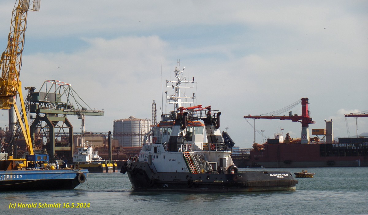 ALGERINA NERI  (IMO 9048419) am 16.5.2014 im Hafen von Piombino /
ex Fairplay XVII (2008-2011), SMR Cuvutlan (2005-2008), Algerina Neri 1993-2005) /
Schlepper / BRZ 347 / Lüa 31,14 m, B 9,5 m, Tg 5 m /  2 Deutz-Diesel, 3000 kW, (4080 PS),  12,5 kn, Pfahlzug 51 t / 1993 bei Detlef Hegemann Rolandwerft, Berne, D / Flagge: Italien, Heimathafen: Genua /
