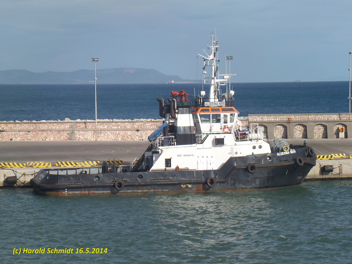 ALGERINA NERI  (IMO 9048419) am 16.5.2014 im Hafen von Piombino /
ex Fairplay XVII (2008-2011), SMR Cuvutlan (2005-2008), Algerina Neri 1993-2005) /
Schlepper / BRZ 347 / Lüa 31,14 m, B 9,5 m, Tg 5 m /  2 Deutz-Diesel, 3000 kW, (4080 PS),  12,5 kn, Pfahlzug 51 t / 1993 bei Detlef Hegemann Rolandwerft, Berne, D / Flagge: Italien, Heimathafen: Genua /
