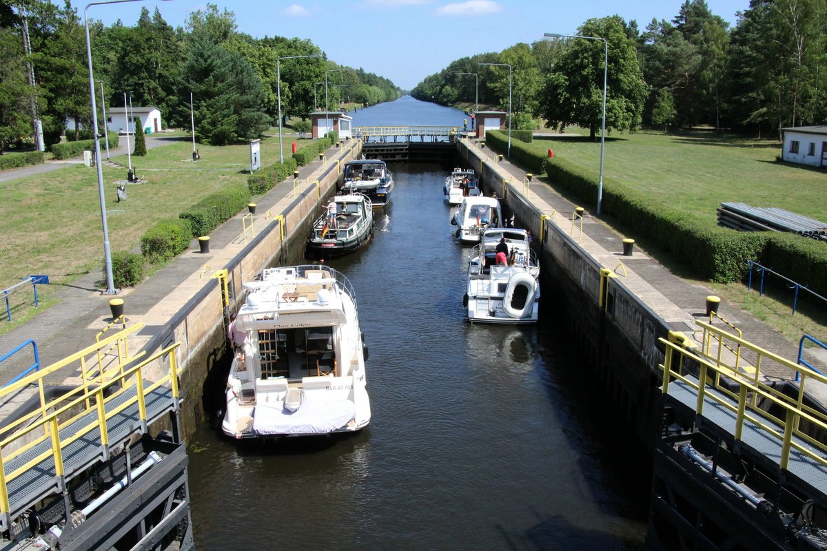 Alle Boote haben ihren Platz gefunden , am 14.07.2018 zur Bergschleusung in der Schleuse Schönwalde im Havelkanal.