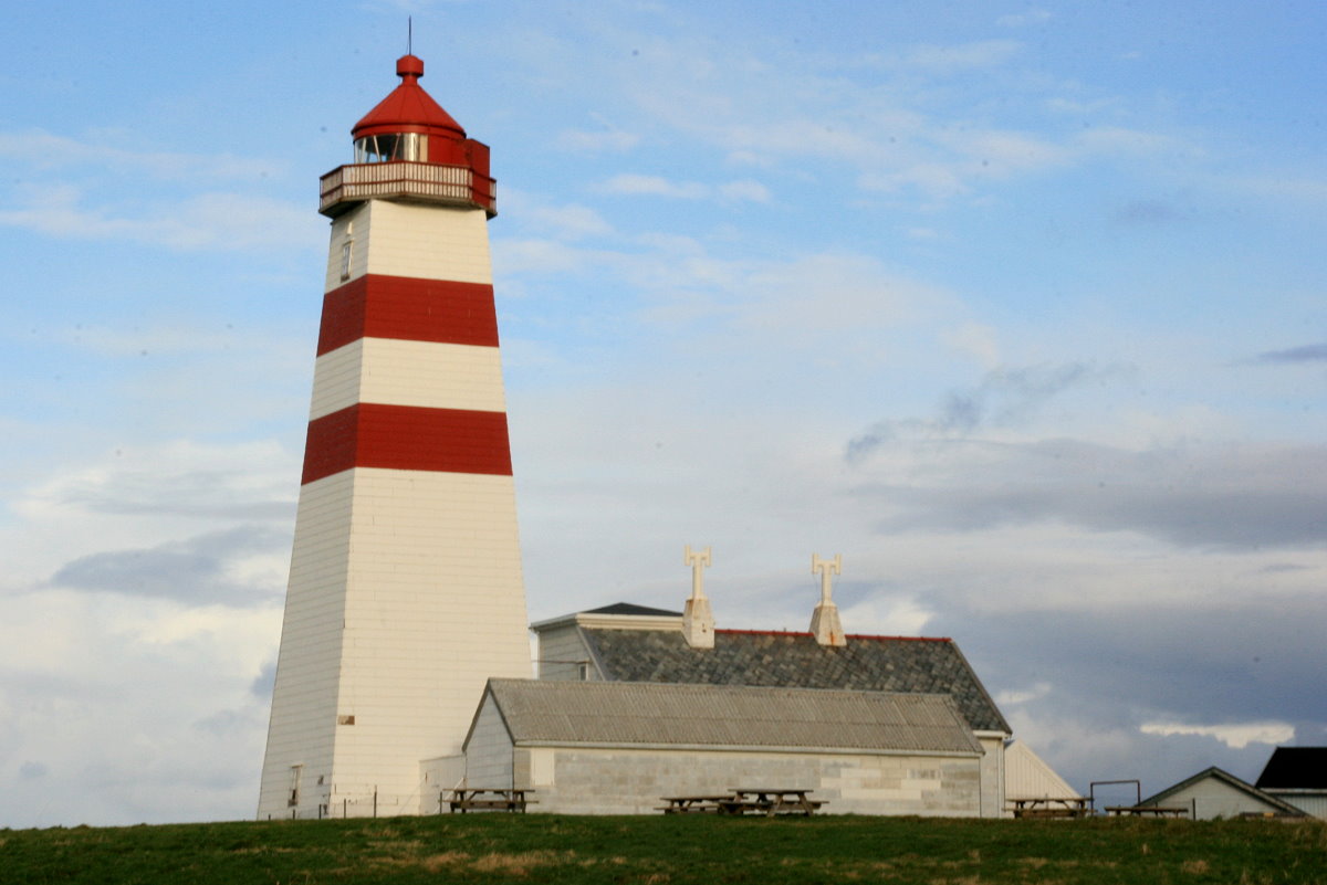 Alnes fyr. Der Leuchtturm von Alnes befindet sich an der Nordseite der Insel Godøy und markiert die Zufahrt zu den Giskesund und weiter nach Ålesund. Der Turm wurde 1853 errichtet und ist 22,5 m hoch. Giske, 07.10.2009