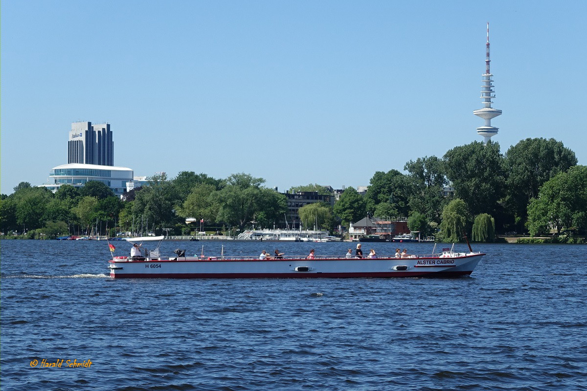 ALSTER CABRIO am 14.6.2021, Hamburg auf der Außenalster

Offenes Fahrgastschiff / Lüa 21,93 m, B 4,0 m, Tg 0,80 m / 1 Diesel,  120 Fahrgäste / Eigner: Alster-Touristik GmbH (ATG) / gebaut 1995 bei Menzer  Schiffswerft in HH-Bergedorf /
