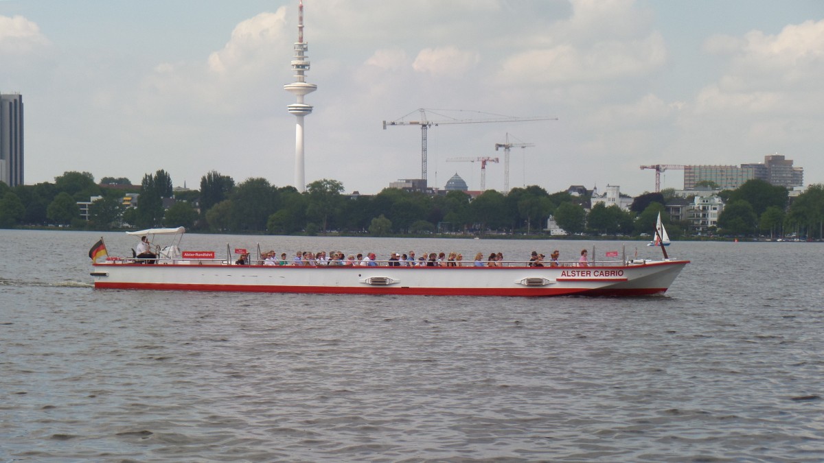 ALSTER CABRIO am 29.6.2015, Hamburg auf der Außenalster
Offenes Fahrgastschiff / Lüa 21,93 m, B 4,27 m, Tg 0,99 m / Alster-Touristik GmbH (ATG) /
