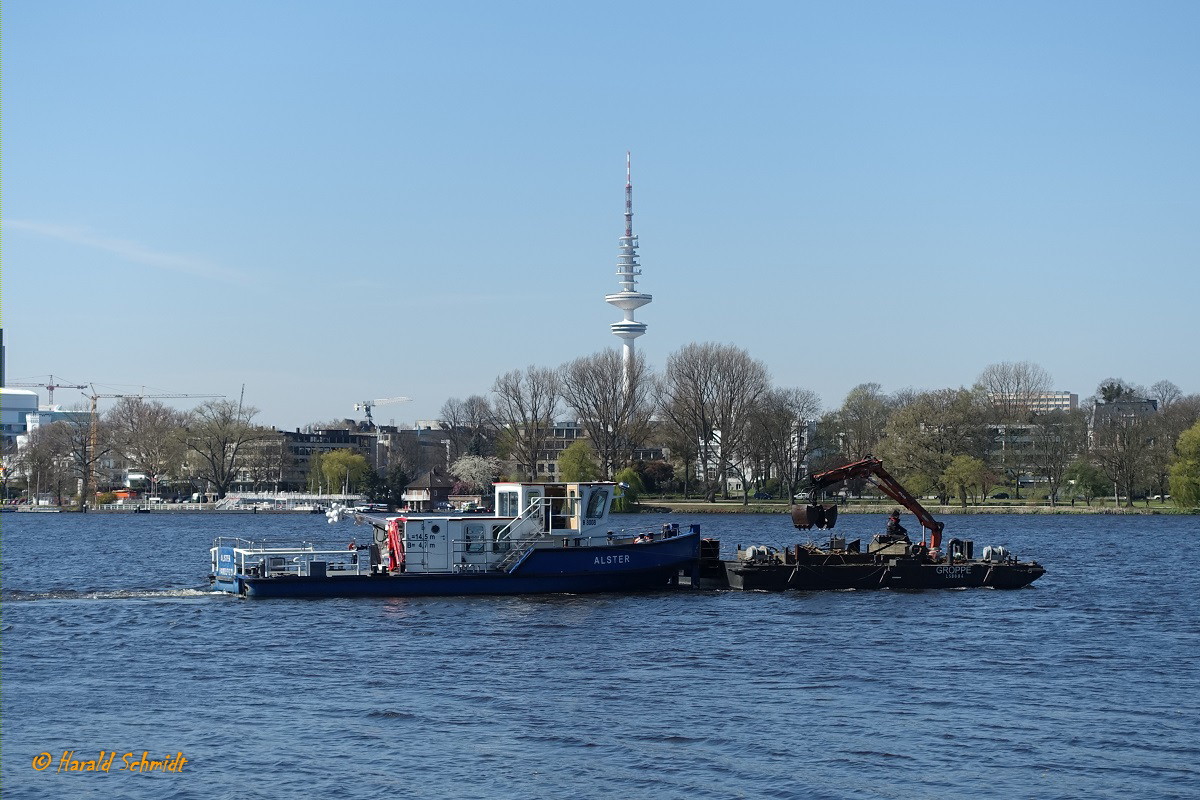 ALSTER (H 8008) mit Ponton GROPPE der LSBG am 20.4.2019, Hamburg, auf der Alster /
Mehrzweckschiff / Lüa 14,5 m, B 4,7 m / Eigner: Landesbetrieb Straßen, Brücken und Gewässer (LSBG), Hamburg /
