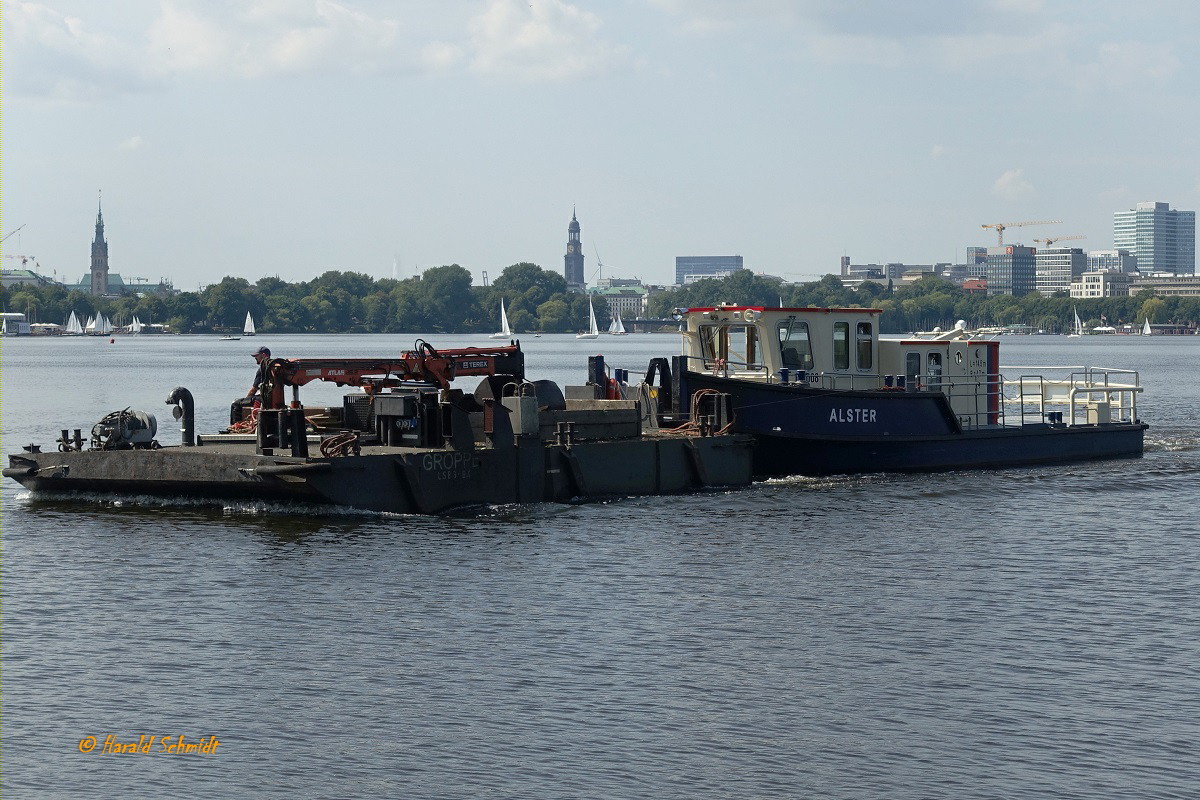 ALSTER (H 8008) mit Ponton Groppe der LSBG (Landesbetrieb Straßen, Brücken und Gewässer) am 12.8.2021, Hamburg, auf der Außenalster bei der Einfahrt zum Mundsburger-Kanal  /
