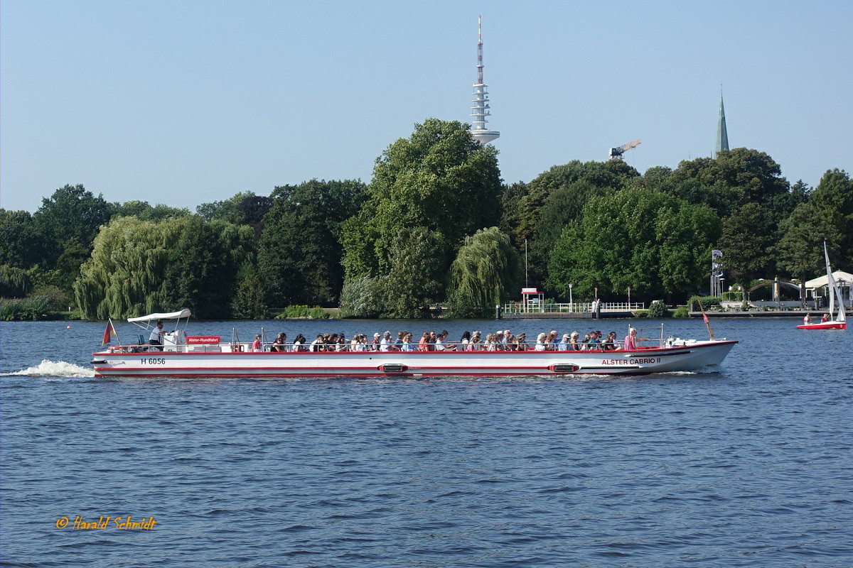 ALSTERCABRIO II am 24.8.2022, Hamburg auf der Außenalster

Offenes Fahrgastschiff / Lüa 20,5 m, B 4,2 m, Tg 0,8 m / 120 Fahrgäste / Eigner: Alster-Touristik GmbH (ATG) / gebaut 1996 bei Menzer  Schiffswerft in HH-Bergedorf /
