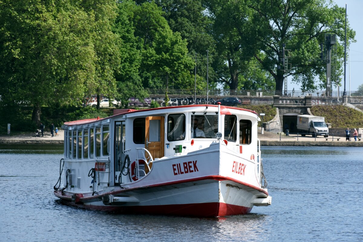  Alsterdampfer  EILBEK bei der Anfahrt auf den Anleger Jungfernstieg (Hamburg/Deutschland, 25.04.2023)