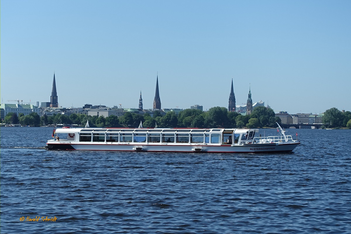 ALSTERSCHIPPER (H6060) am 14.6.2021 auf der Außenalster /
Fahrgastschiff, Barkasse  / Lüa 25,56 m, B 5,2 m, Tg 1,25 m / 112 Fahrgäste / Eigner: Alster-Touristik GmbH (ATG) / gebaut 1998 bei Menzer  Schiffswerft in HH-Bergedorf /
