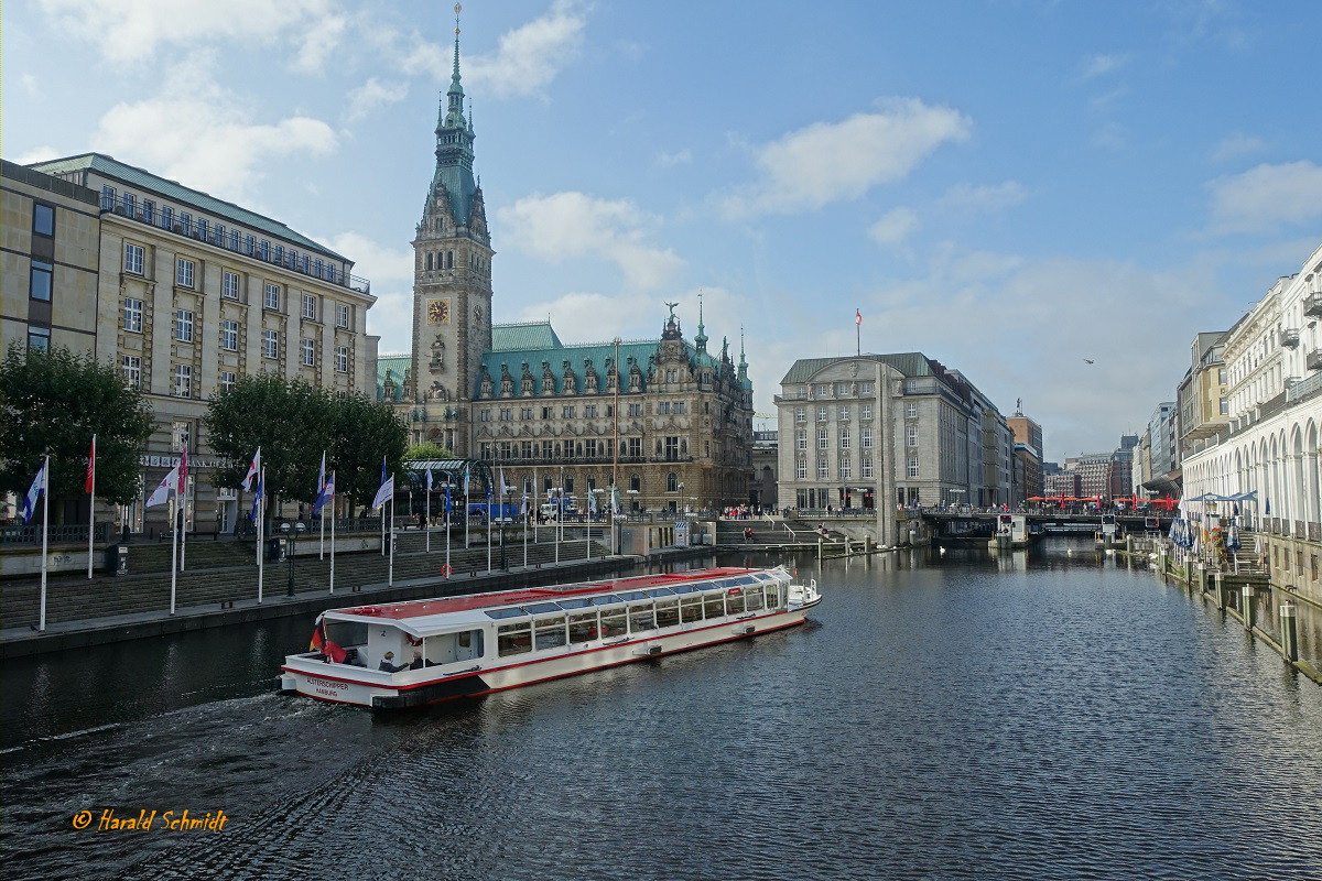 ALSTERSCHIPPER (H6060) am 22.9.2021 in der Kleinen Alster /

Fahrgastschiff, Barkasse  / Lüa 25,56 m, B 5,2 m, Tg 1,25 m / 112 Fahrgäste / Eigner: Alster-Touristik GmbH (ATG) / gebaut 1998 bei Menzer  Schiffswerft in HH-Bergedorf /
