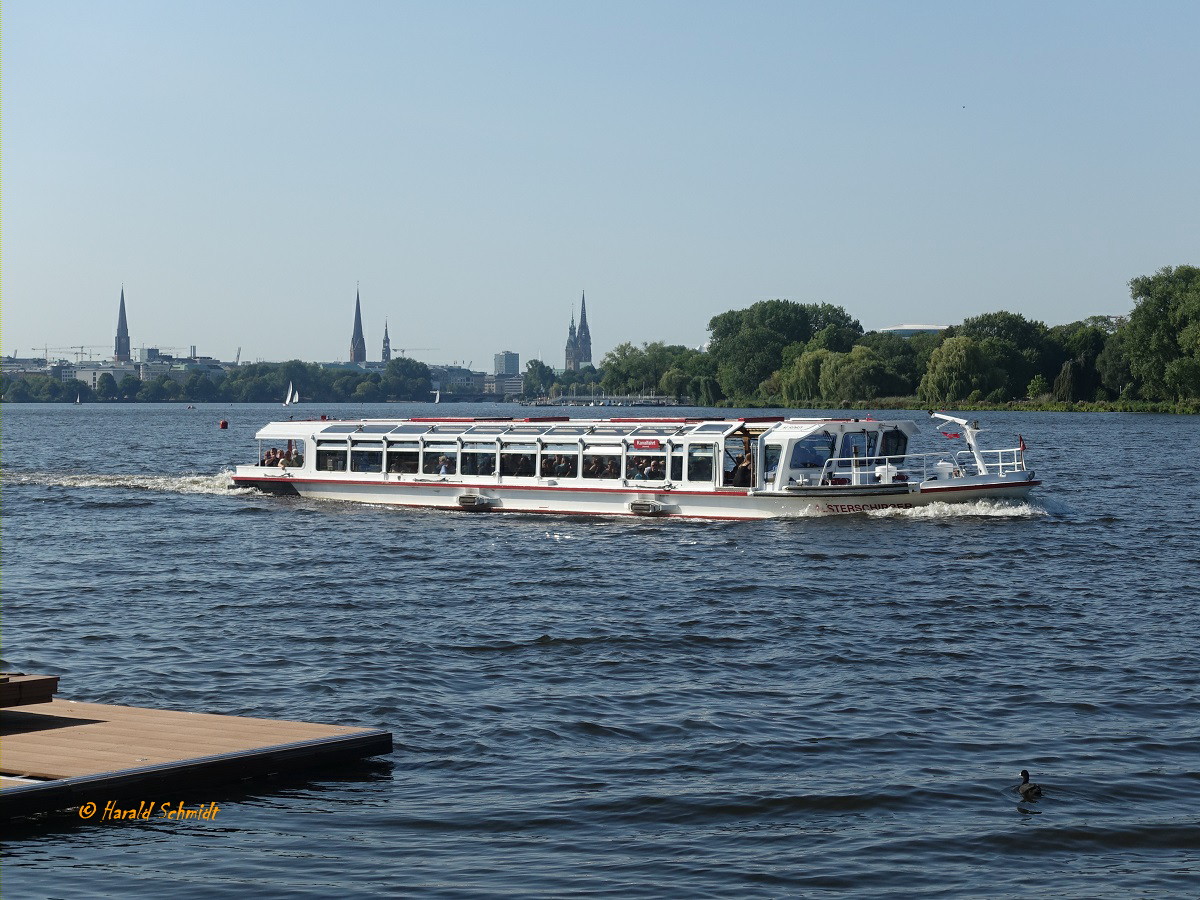 ALSTERSCHIPPER (H6060) Hamburg am 24.8.2022 auf der Außenalster /
Fahrgastschiff, Barkasse  / Lüa 25,56 m, B 5,2 m, Tg 1,25 m / 112 Fahrgäste / Eigner: Alster-Touristik GmbH (ATG) / gebaut 1998 bei Menzer  Schiffswerft in HH-Bergedorf /
