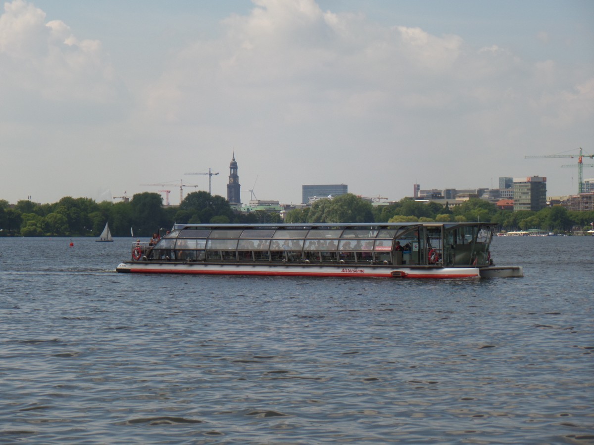 ALSTERSONNE am 29.6.2015, Hamburg, auf der Außenalster /

Solarkatamaran / Lüa 26,53 m, B 5,3 m, Tg 0,85 m / Verdrängung beladen 42 t / 100 Pass. / Alster-Touristik GmbH (ATG) / 2000 bei Kopf AG, Balingen, 2066 neu konzept. / 9,5 kWp Photovoltaik-Generator, Batteriespeicher 80 Std. á 1170 Ah, 2 Drehstrommotore á 8 kW, max. 10 km/h, Reichweite 120 – 160 km /
